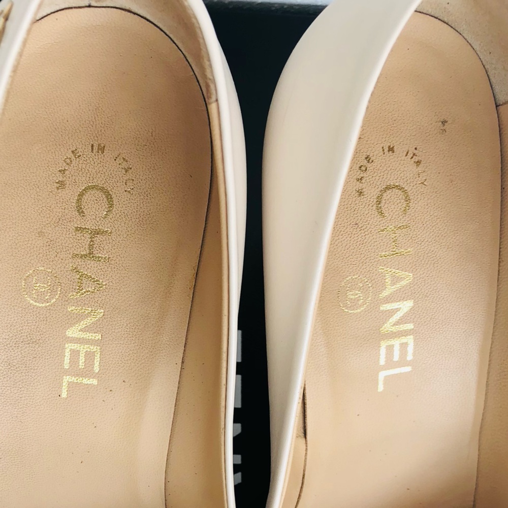 CHANEL Two-Tone Cap -Toe Pumps in Cream and Black .Size 39 - Picture 8 of 12